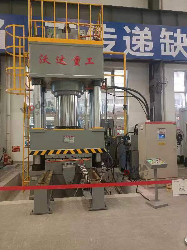 1000噸三梁四柱液壓機(jī)客戶(hù)現(xiàn)場(chǎng)